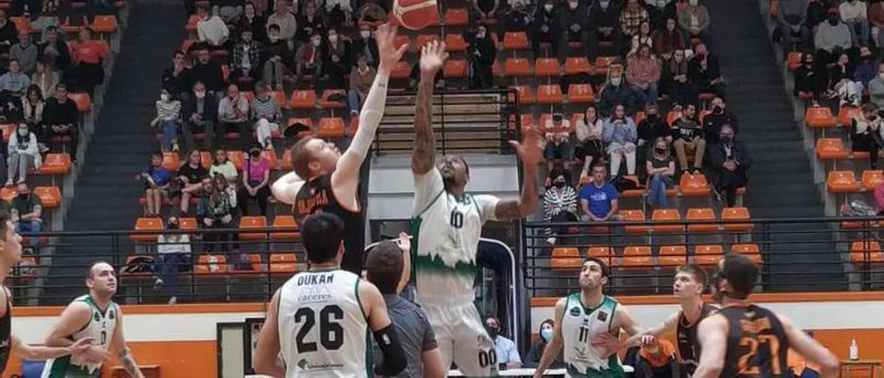 Salto inicial del partido entre Dijkstra y Ben Mbala.