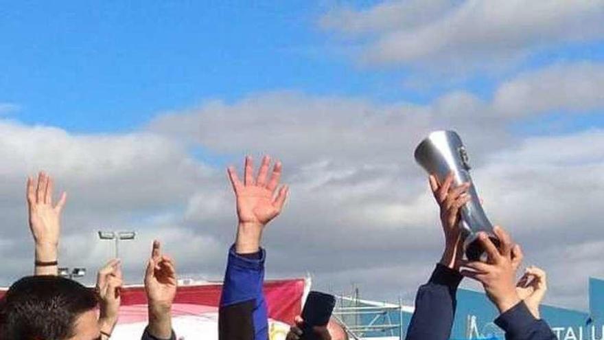 Lucía Lamela, con el título de campeona con Galicia. // FDV