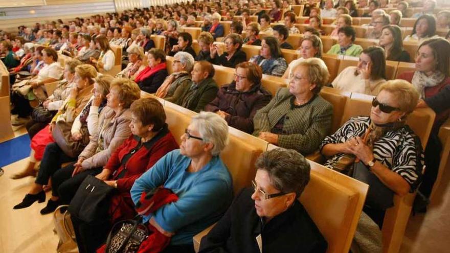 Público asistente a las jornadas de mujeres rurales celebrado ayer en el Teatro Ramos Carrión.