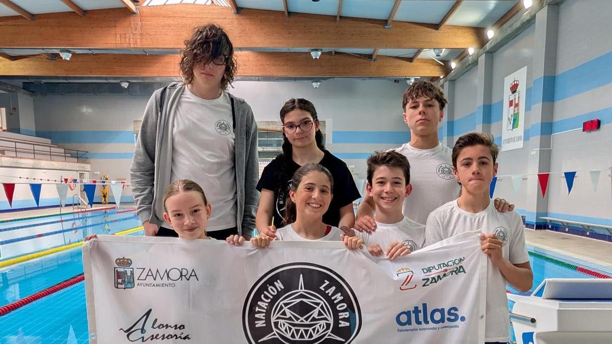 Formación del equipo del CD Natación Zamora en la cita territorial celebrada en Los Almendros.