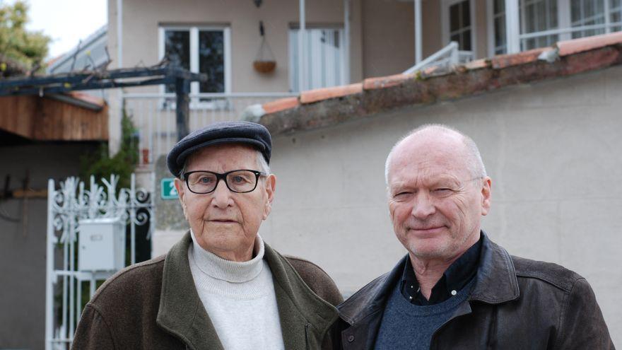 El sindicalista noruego Henning Solhaug con Camilo de Dios, que halló a su hermano en una fosa de la postguerra en Ávila.