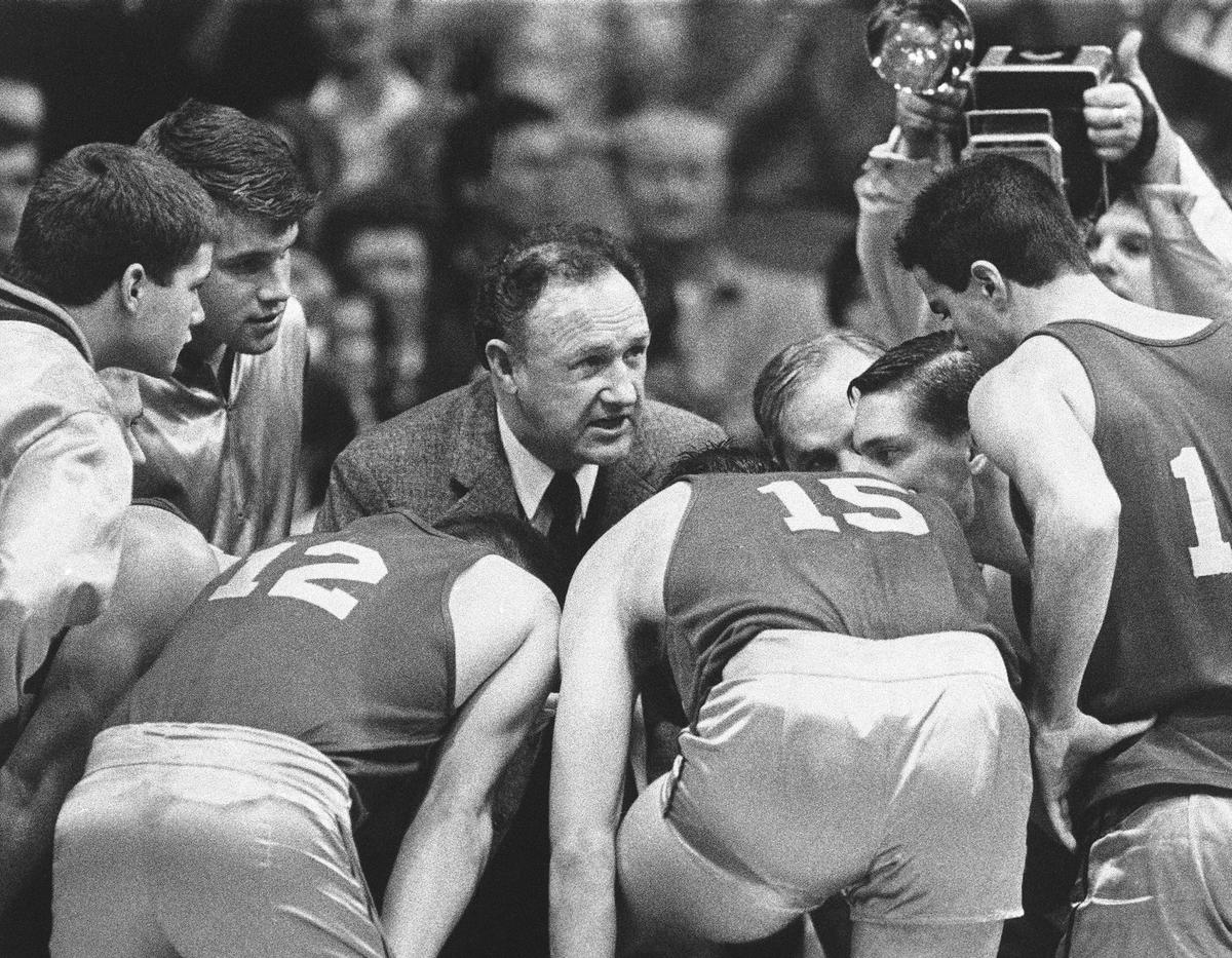 El actor Gene Hackman da instrucciones en la ficción a unos jugadores de balonesto durante el rodaje de la película Hoosiers, en el campus de la Universidad de Butler, en diciembre de 1985, en Indianapolis.