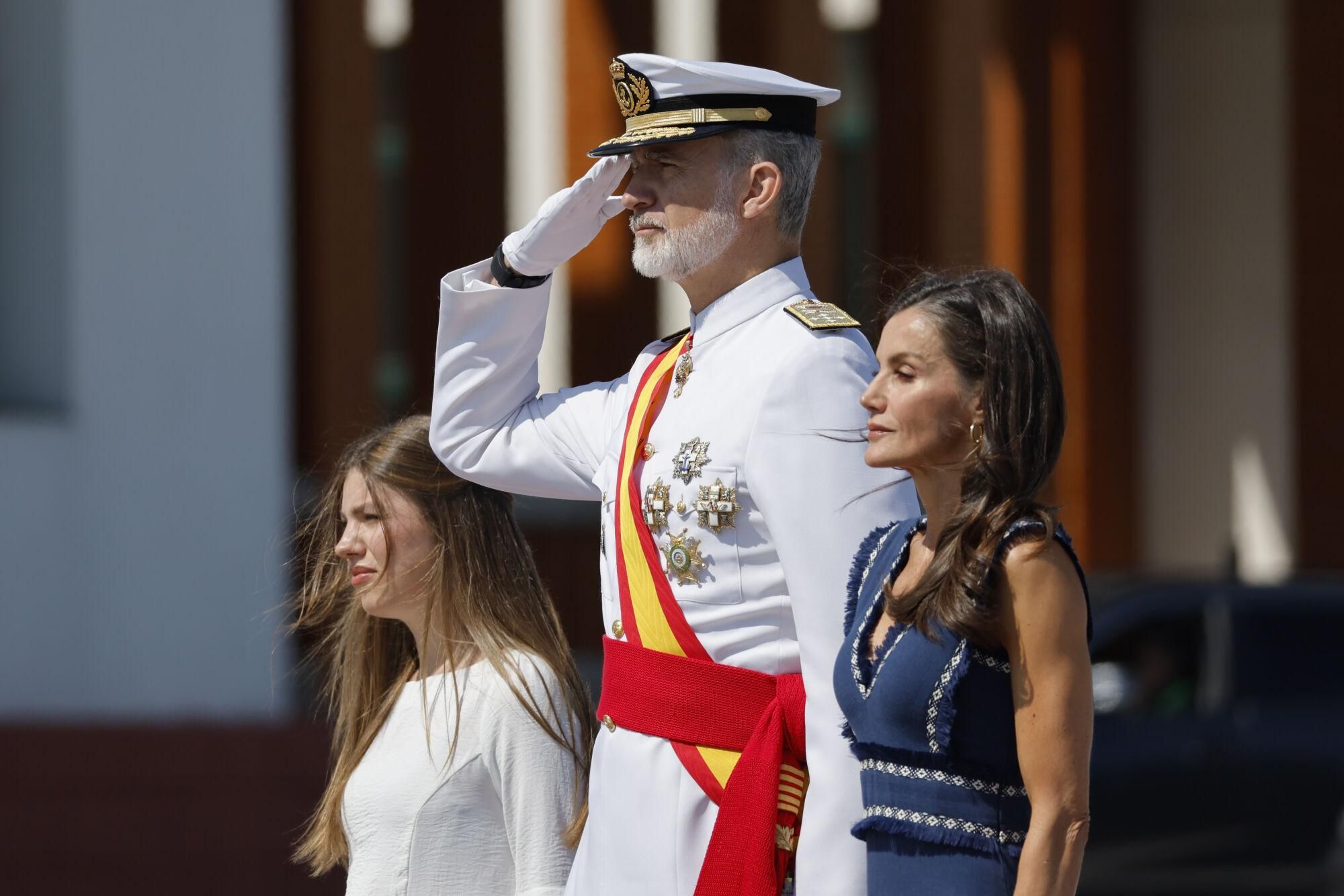 MARÍN (PONTEVEDRA), 16/07/2025.- Los reyes Felipe VI y Letizia, y la infanta Sofía (i) asisten a la entrega de reales despachos a los nuevos oficiales en la Academia Naval de Marín, un acto enel que la princesa Leonor recibirá la Gran Cruz al Mérito Naval, este miércoles. EFE/ Lavandeira Jr