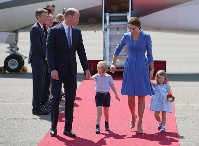 Los duques de Cambridge y sus hijos a su llegada a Berlín