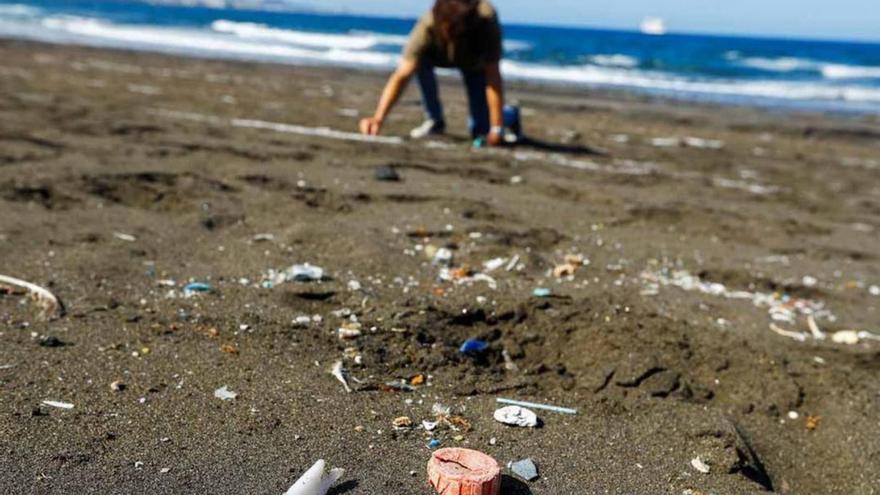 Deixalles plàstiques en una platja | EL PERIÓDICO