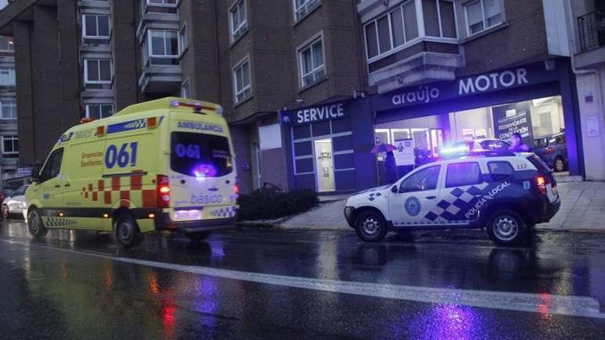 La ambulancia y la Policía, en la zona del accidente del motorista. // S.A.