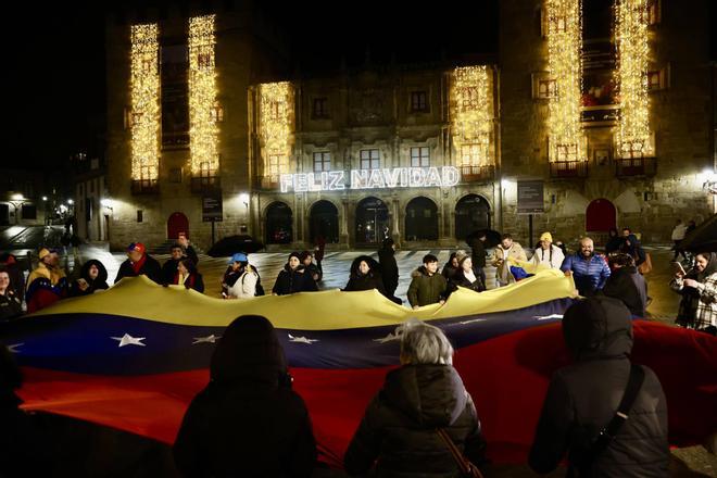 EN IMÁGENES: Los venezolanos residentes en Asturias salen a la calle en Gijón tras la caída de Maduro