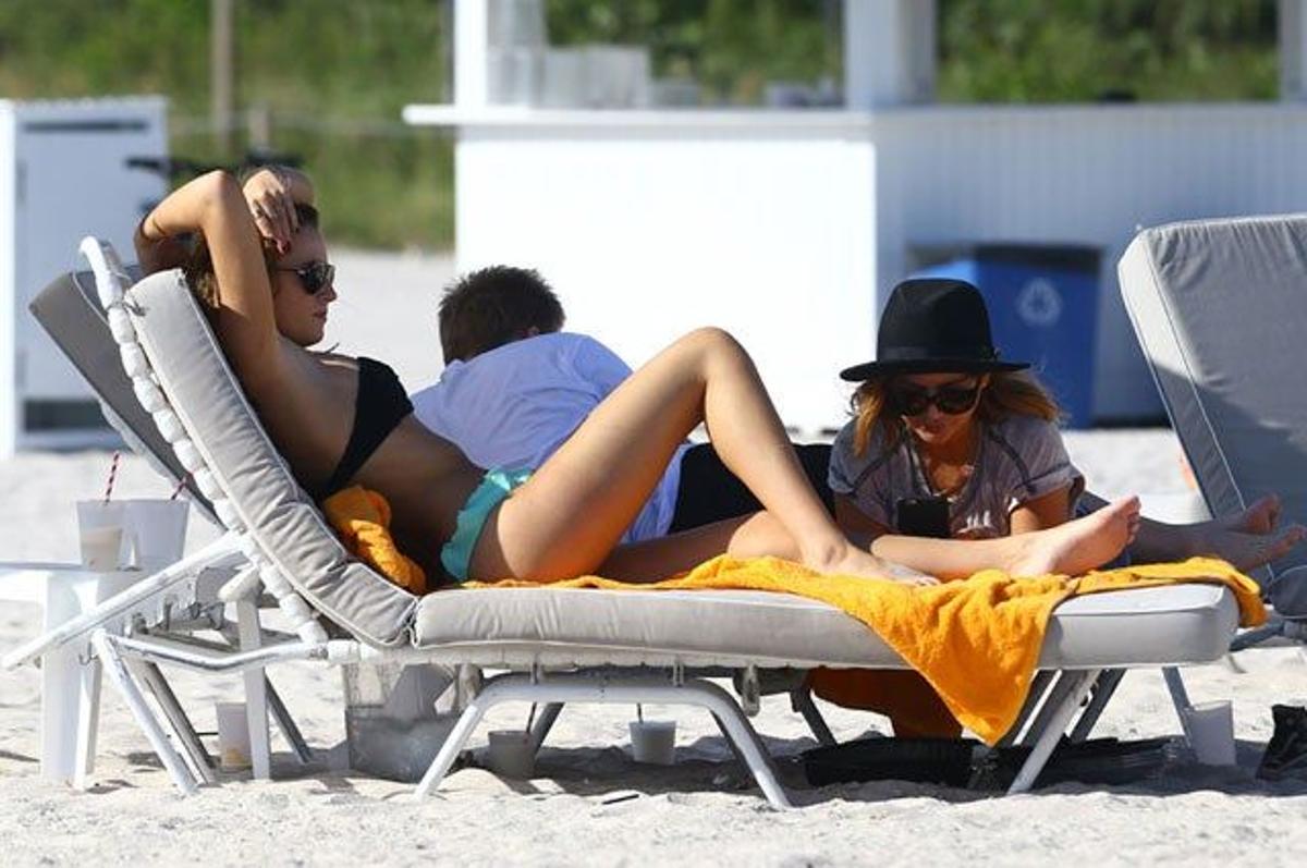 Bella Thorne tomando el sol