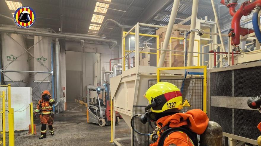 Controlado un incendio industrial en una fábrica de corcho situada en Bonrepòs i Mirambell