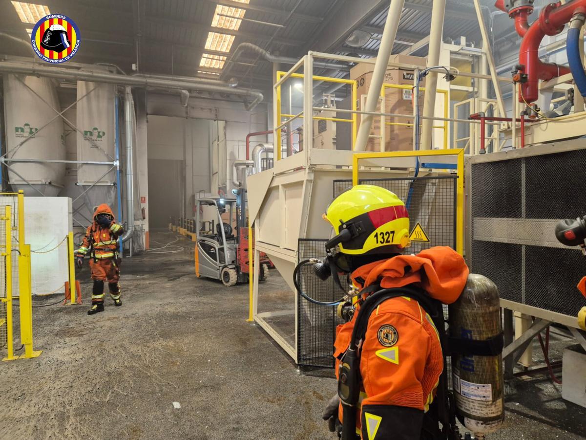Interior de la nave industrial tras el incendio.