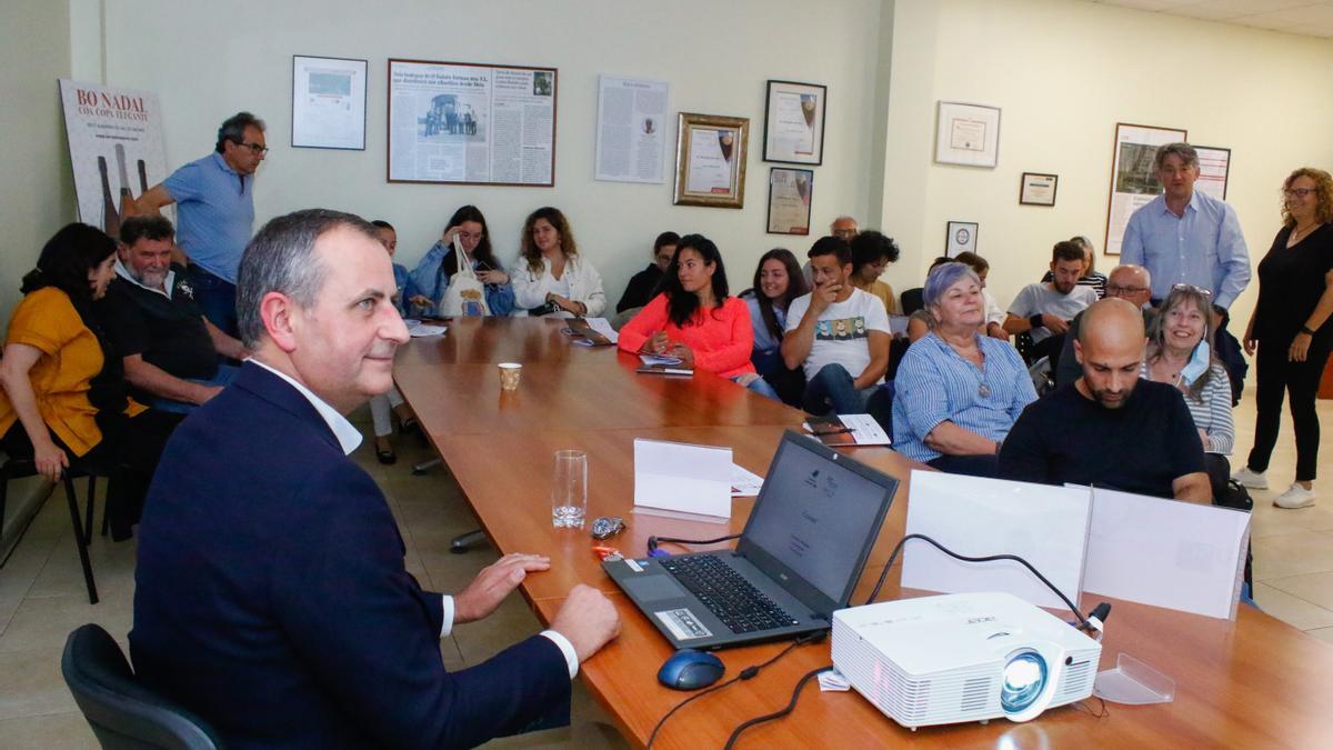 José Manuel Andrade, en primer término, durante su ponencia