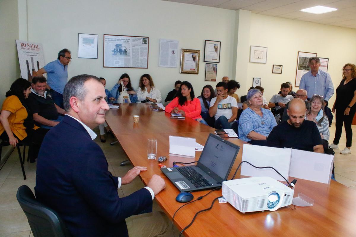 José Manuel Andrade, en primer término, durante su ponencia