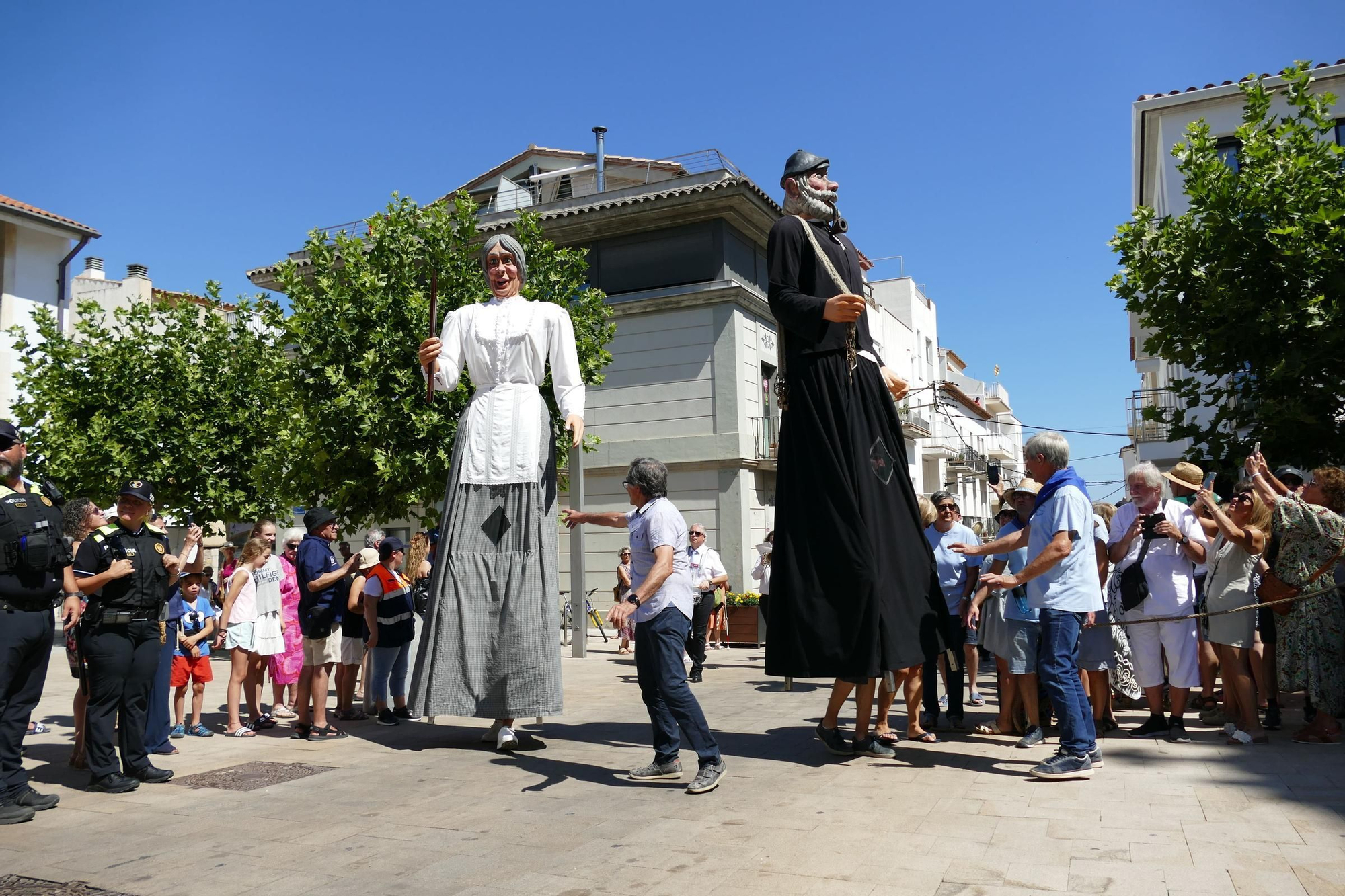 L'Escala commemora la Festa del Carme amb un sentit homenatge a les persones grans i a les seves arrels marineres
