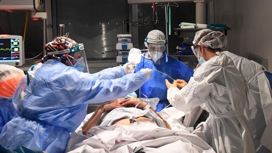 Personal sanitario atiende a un
paciente covid ingresado en la
UCI del Reina Sofía.  ISRAEL SÁNCHEZ