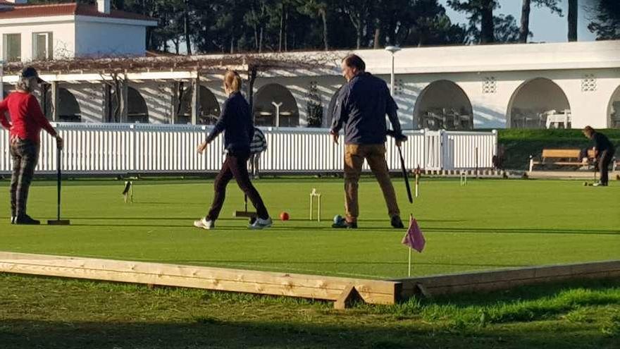 Jugadores de croquet en las instalaciones del Beach Club La Toja. // FdV