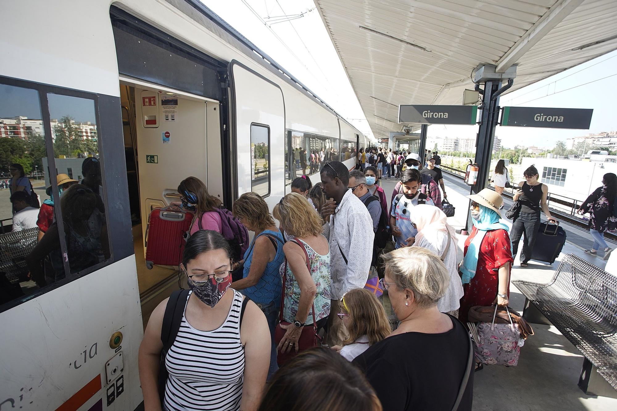 Matí caòtic a les estacions de tren de Girona