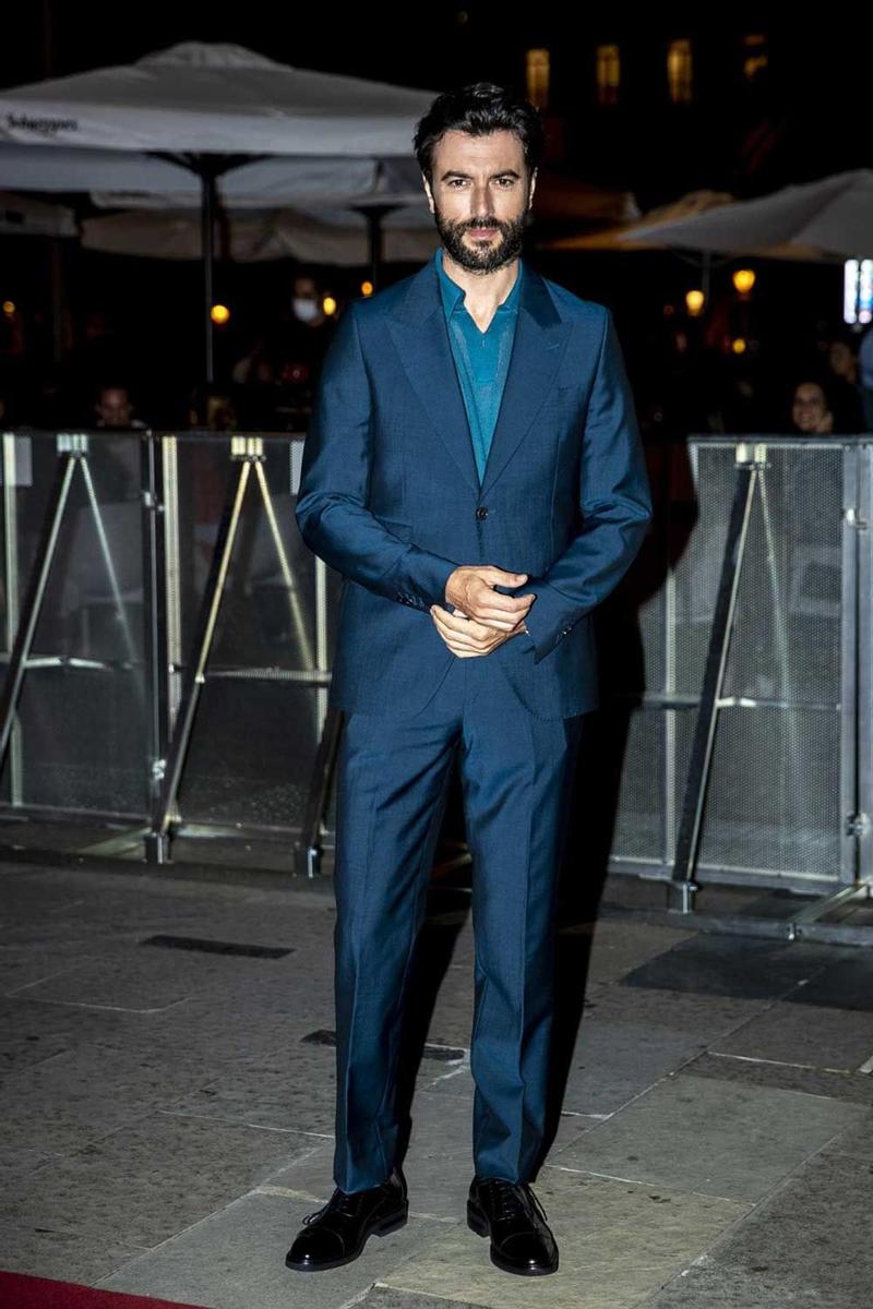 Javier Rey, con un total look de Pedro del Hierro en la alfombra roja del SSIF