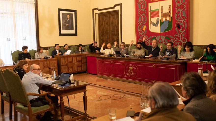 Votación de uno de los puntos del orden del día del pleno municipal del Ayuntamiento de Zamora. | Ana Burrieza