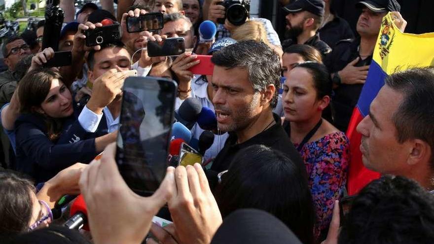 López se dirige a los medios desde la residencia del embajador español en Caracas. // Reuters