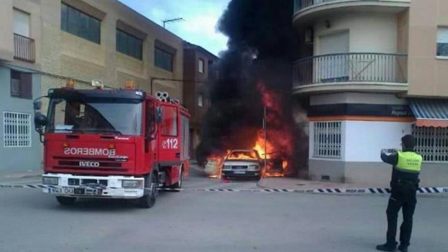 Alarma al quemarse un coche en Mula