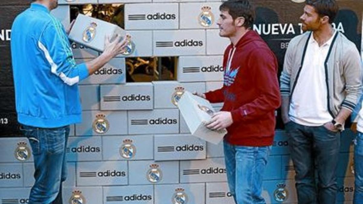 Sin Ronaldo 8 Reyes, Iker y Xabi Alonso, en la presentación de la nueva tienda del Madrid en el Bernabéu.