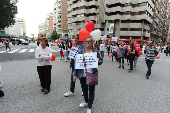 Manifestación de afectados por el cierre de iDenta