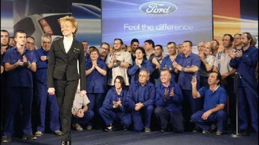 admirada. Un grupo de trabajadores de Ford, ayer, con la vicepresidenta del Gobierno.