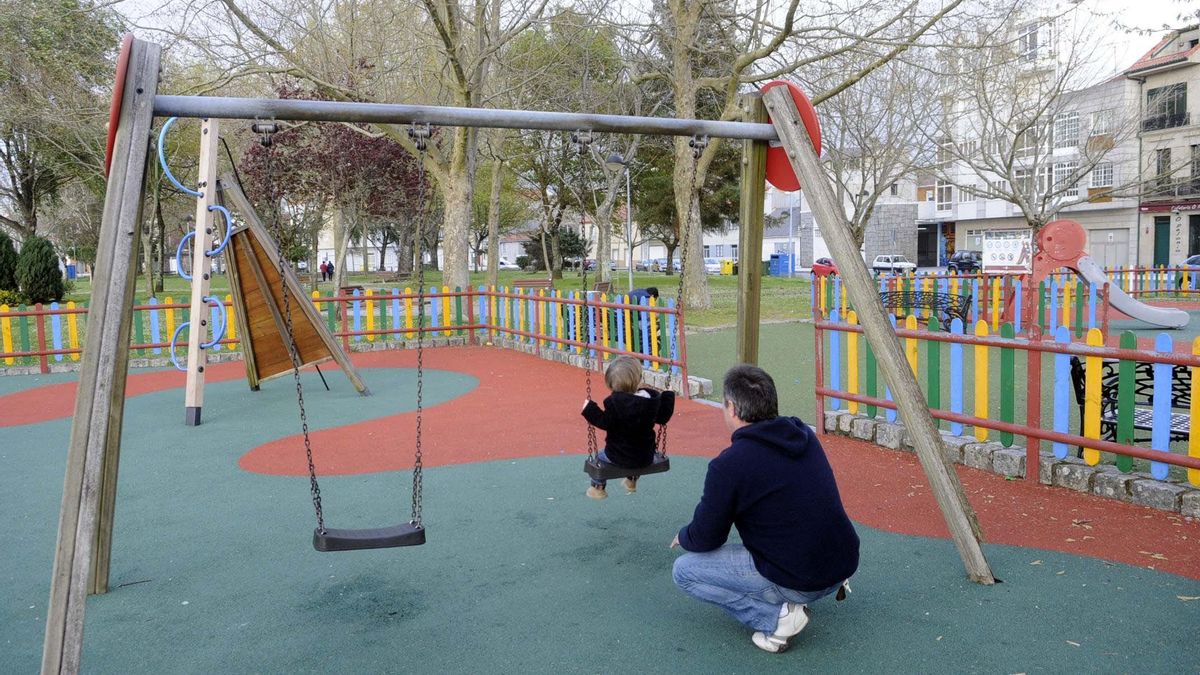 Un padre con su hijo en el parque.