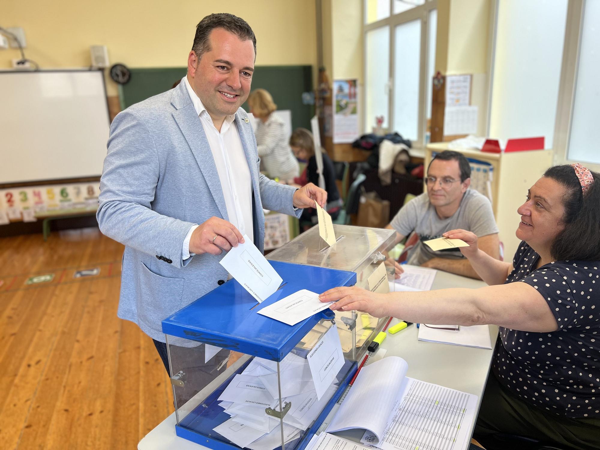 Los candidatos a la alcaldía de Oviedo, muy madrugadores, llaman a la participación