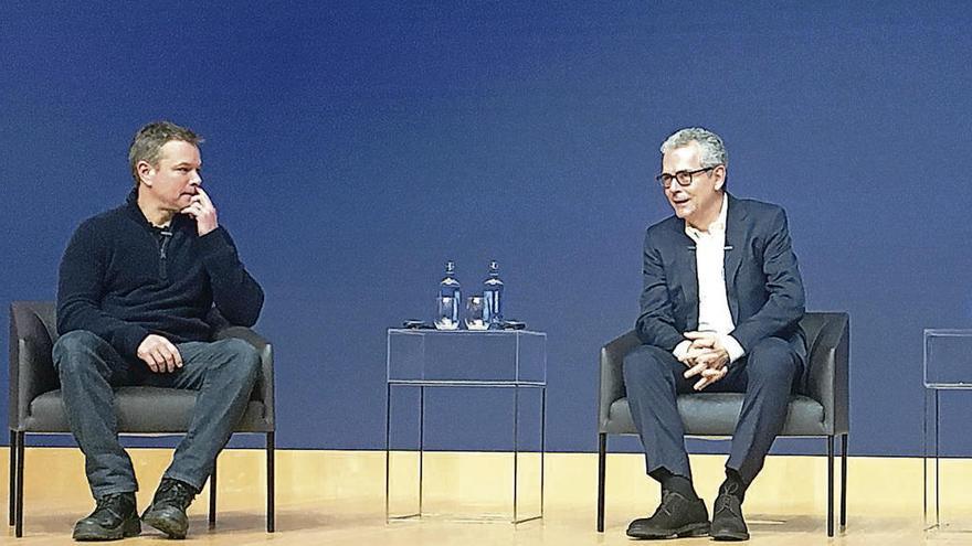 Matt Damon y Pablo Isla, ayer, durante la charla. // FdV