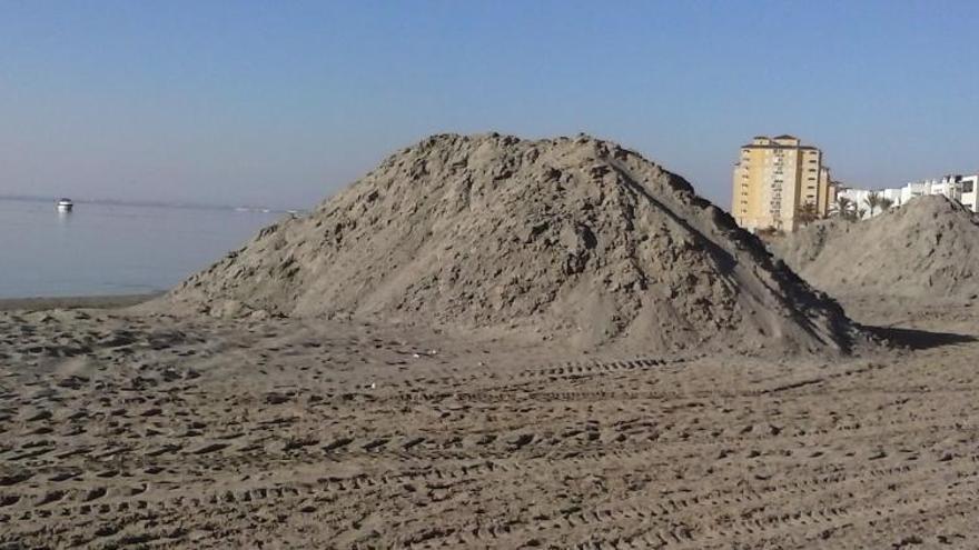 Costas saca arena del Mar Menor para regenerar las playas