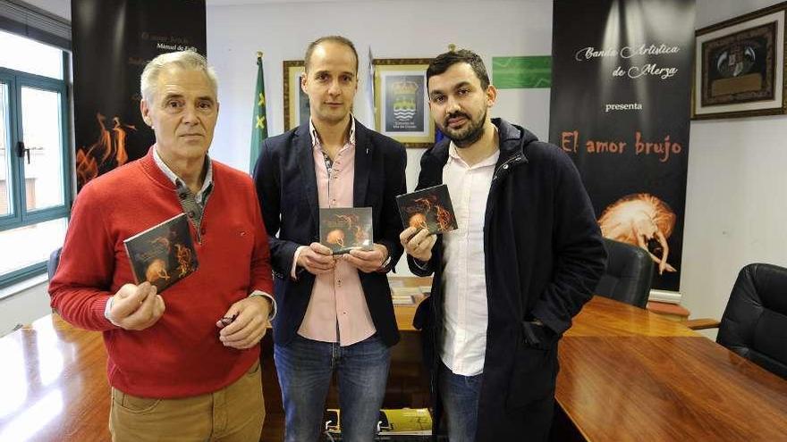 El alcalde, Luis Taboada, David Fiuza y Francisco Fernández, con ejemplares del disco. // Bernabé/Javier Lalín