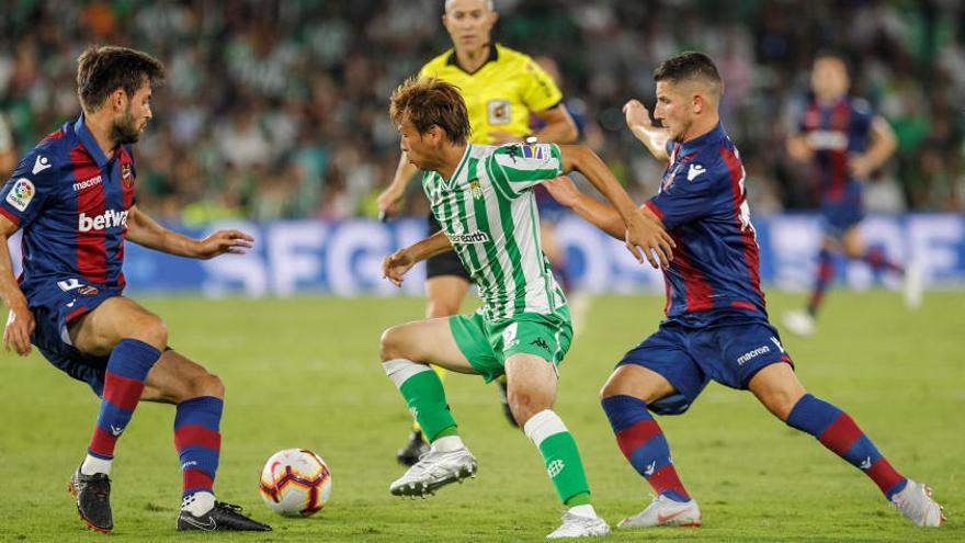 El japonés del Betis Takashi Inui entre Bardhi y Prcic.