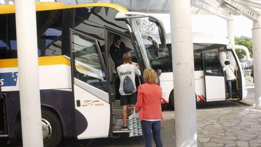 Usuarios subiendo ayer a un autobús urbano. // Santos Álvarez