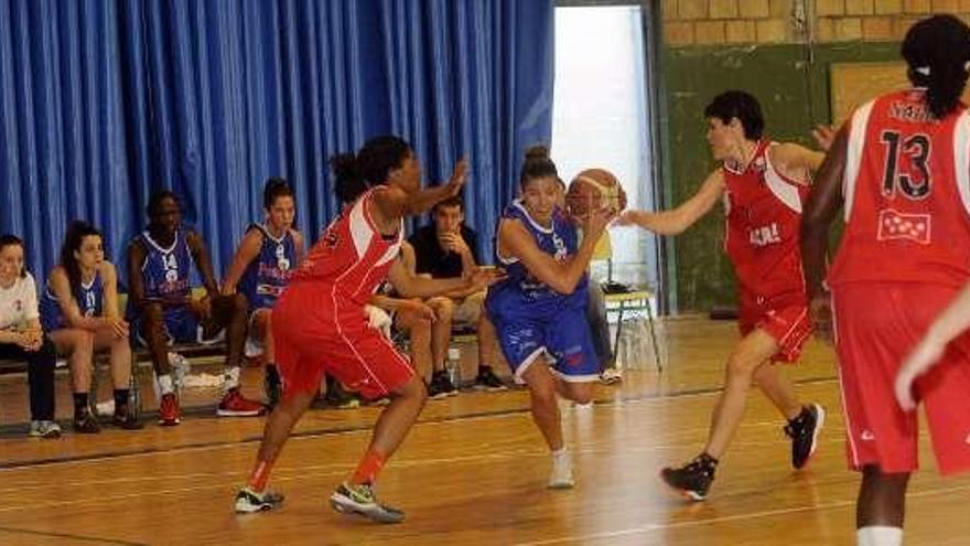 Un momento del partido jugado ayer en Carril. // Noé Parga