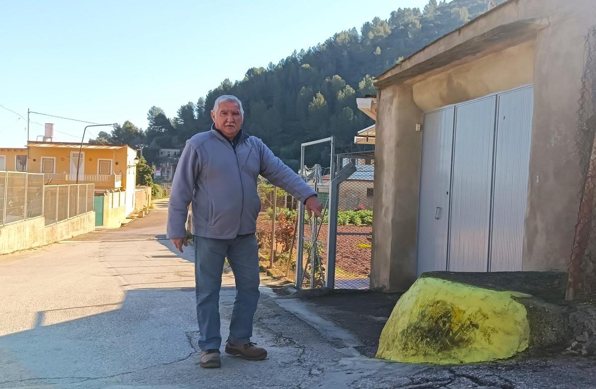 Vicent junto a un mojón pintado de amarillo.