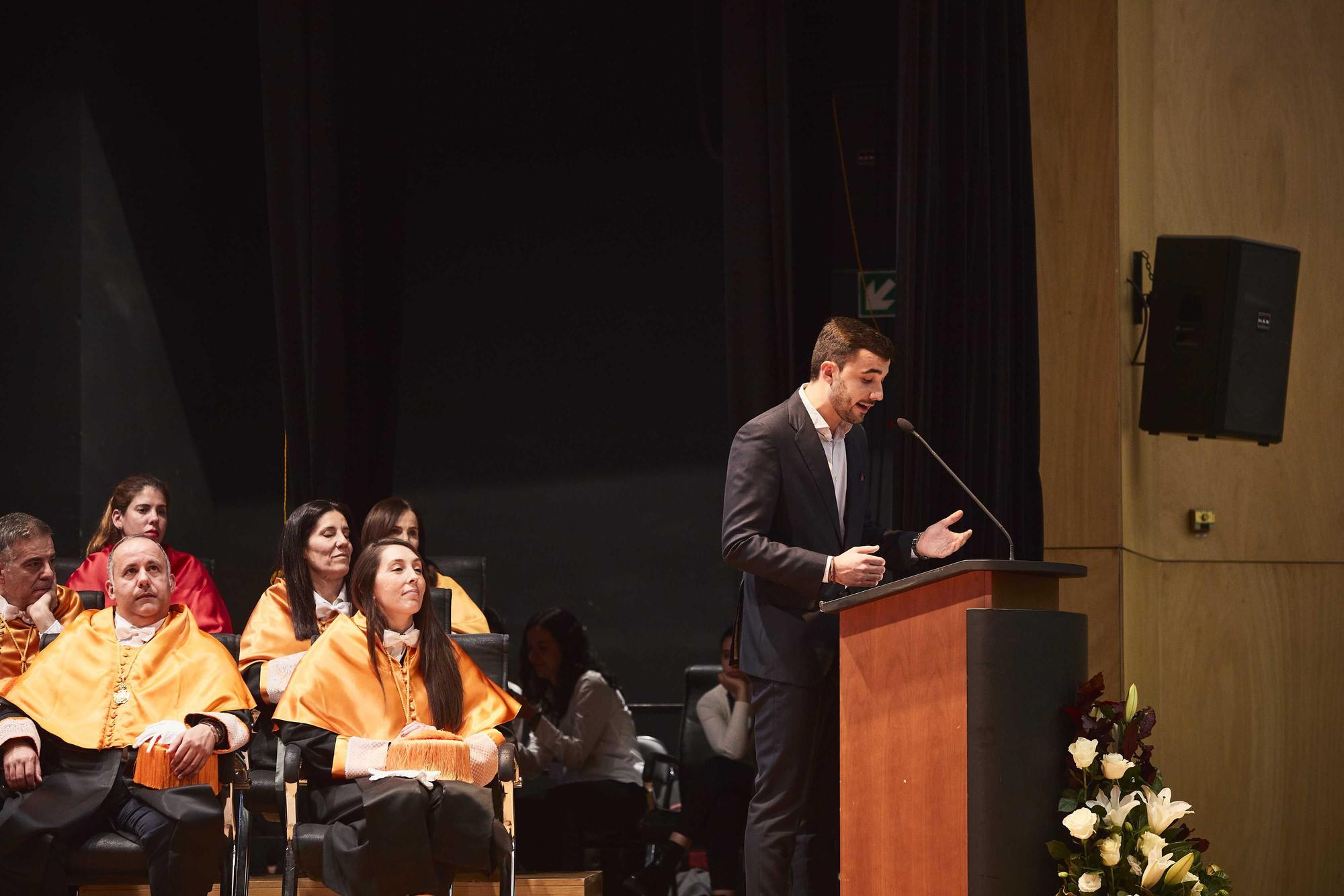 Graduación de los alumnos en los grados en Administración y Dirección de Empresas, Economía, Marketing, Sociología, dobles grados en Ingeniería Informática + ADE y Turismo + ADE, y los másteres universitarios en Administración y Dirección de Empresas, Cooperación al Desarrollo, Dirección y Planificación del Turismo, Economía Aplicada, Economía Cuantitativa e Innovación Social y Dinámicas de Cambio de la Universidad de Alicante.