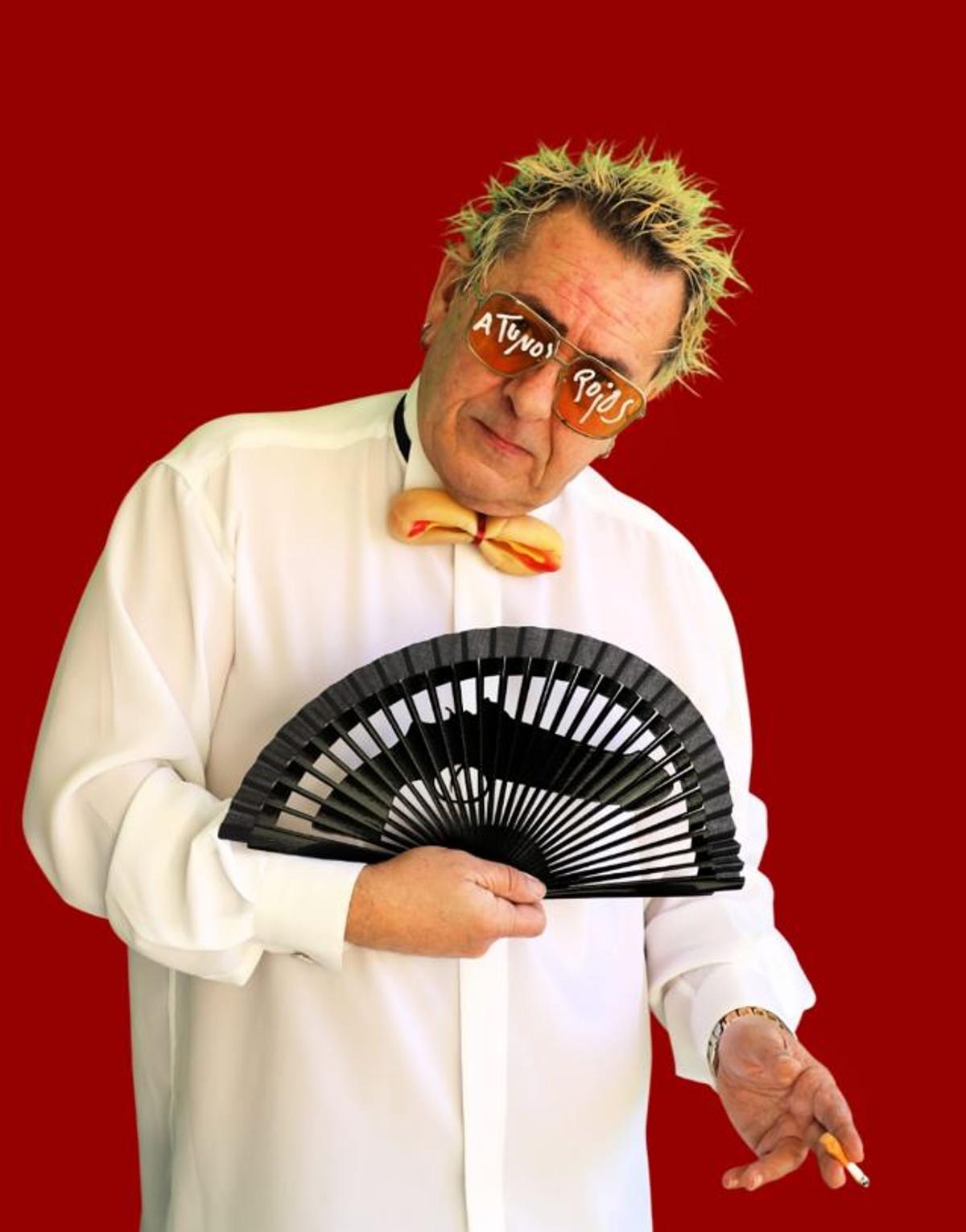 Carlos Penas, con uno de los abanicos de Olivier Bernoux