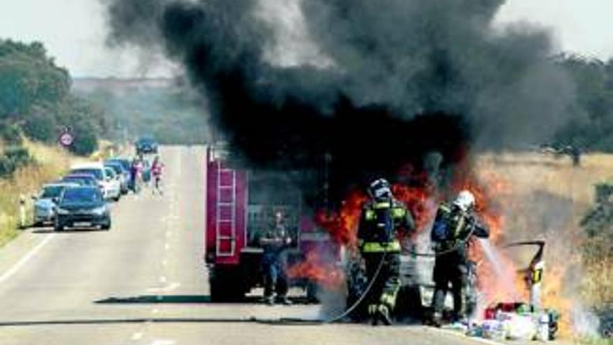 Bomberos apagan el fuego en un coche que salió ardiendo en la carretera de Cáceres