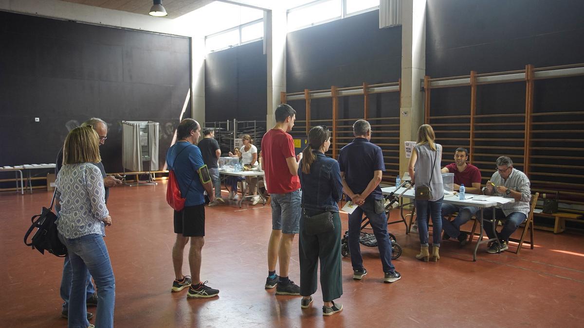 Gent votant en un col·legi electoral de Girona
