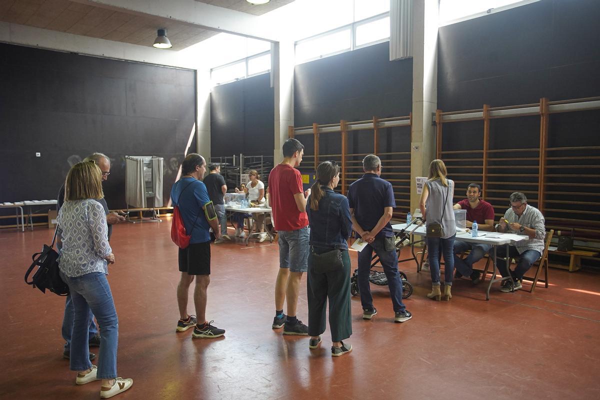 Gent votant en un col·legi electoral de Girona, diumenge passat.