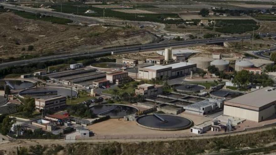Vista aérea de la depuradora alicantina de Rincón de León, «fábrica» de agua depurada pero que no se puede llevar al Vinalopó.