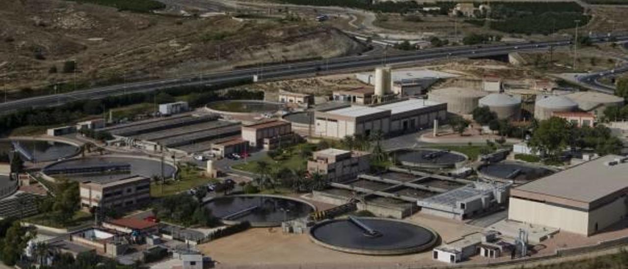 Vista aérea de la depuradora alicantina de Rincón de León, «fábrica» de agua depurada pero que no se puede llevar al Vinalopó.