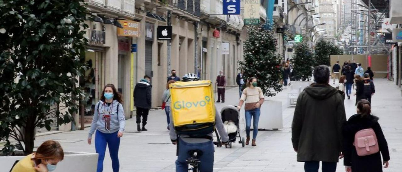 Un repartidor de Glovo por el centro de Vigo. MARTA G. BREA