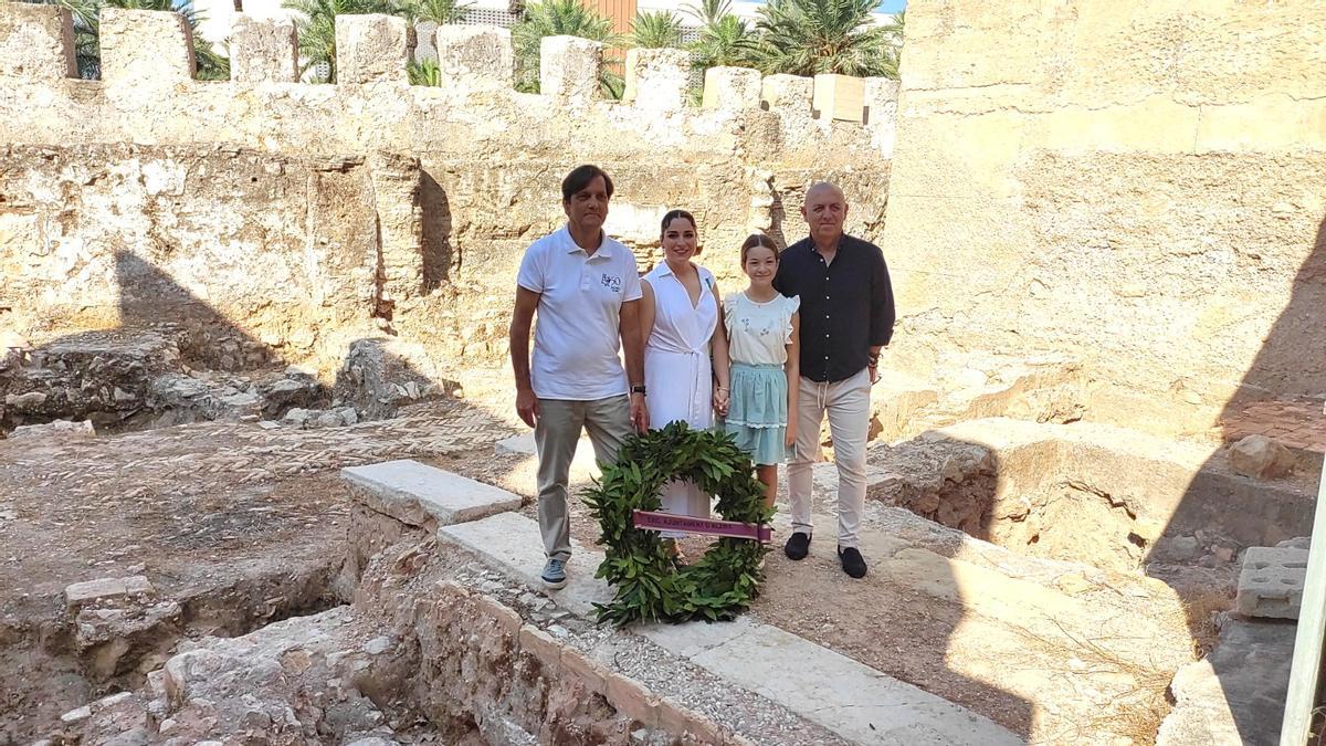El alcalde, junto a las falleras mayores de Alzira y el presidente de la JLF en las ruinas de la Casa Reial.