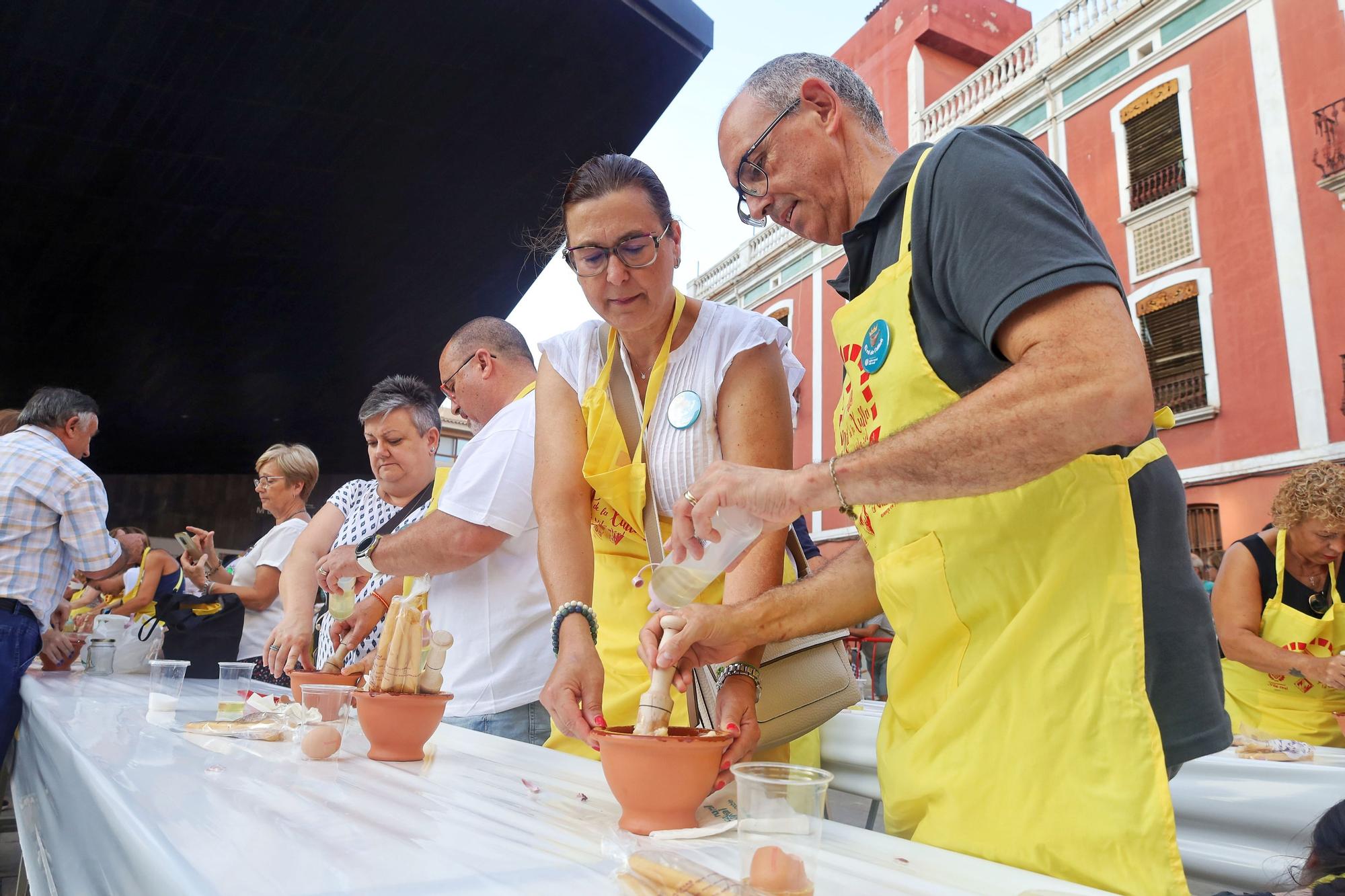 Encuentro para elaborar 'allioli' en las fiestas de Vila-real