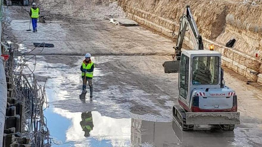 El agua de un brazal llega a las obras del AVE en Barriomar