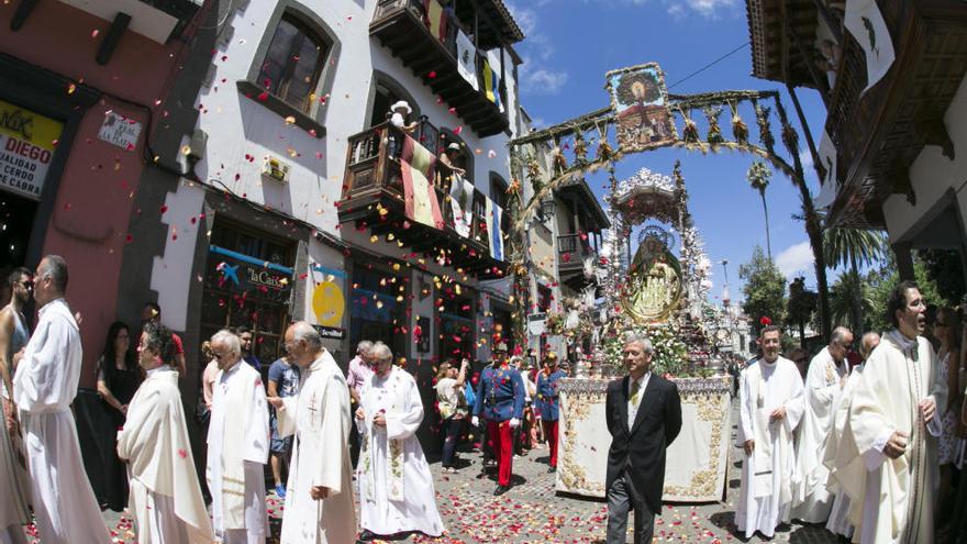 El patrono, Agustín Manrique de Lara, ayer, junto a un grupo de sacerdotes y ante la Virgen del Pino.