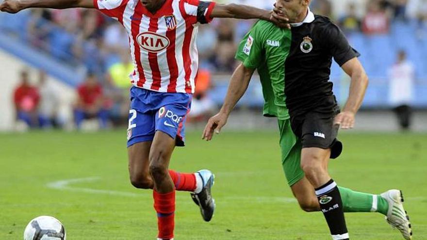 Geijo trata de robar el balón a Paulo Assuncao, jugador del Atlético de Madrid