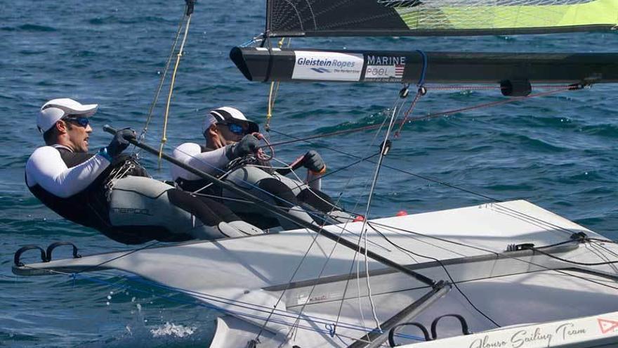 Los hermanos Alonso durante una regata.